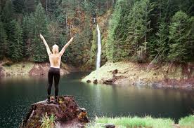 forest nudist|夜に森の中でポーズをとっている美しい若い女性の写真素材・画像素材 Image 130807178