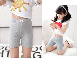 こども　パンチラ|登校する小学生 - 商用利用可能な写真素材・イラスト素材ならストックフォトの定額制ペイレスイメージズ