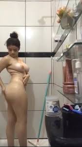 Peituda gostosa tomando banho jpg x Peituda tomando