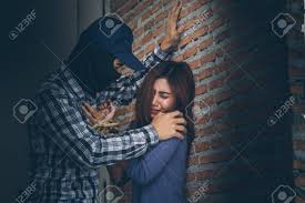 テロリスト　レイプ|断念された建物に人質の若い女性を誘拐する銃を保持しているテロリストの男。レイプ、テロ、犯罪、暴力、強盗、女性の受胎のキラー。の写真素材・画像素材  Image 84584656