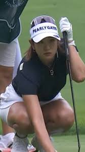 女子ゴルファー　しゃがみ画像|しゃがみやすい｜GDO ゴルフギア情報