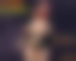 Hijab downblows|レストランのベンチに座っているヒジャブを着た女性 - SeaArt AI