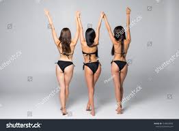girls bums|Hips figure slender thin shape fit fitness holiday weekend concept. Rear  view portrait of funky friendly girls with booty bums holding raised arms  showing v-signs isolated on vivid blue background Stock 写真 |