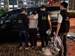 小学女厕偷拍|法治热点|男子在女厕偷拍，没想到竟被女子“一招锁喉”！