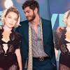 Andrew Garfield desfila com 'sósia' de Florence Pugh na estreia do ...