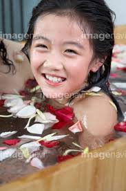 中国 女子小学生 お風呂|水と泡で遊んでアジアの小さな中国の女の子 - 子供のストックフォトや画像を多数ご用意 - 子供, シャワー, 洗う - iStock