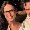 H Demi Moore στους Παξούς αγκαλιά με τον Χριστόφορο Παπακαλιάτη