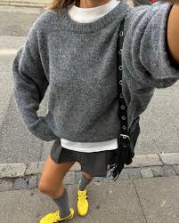 　自撮り 足裏 顔出し|よっし⌇ 賃貸でも快適暮らし | ＼最強アイテムで足痩せ／ スリコの事なら→@yocci_3coins ⁡ スリコからめちゃくちゃ最強アイテム  買ったょ！！ ⁡ 夏はなんだかんだ言って露出するから むくみケアはしっかりしたいよね。 ⁡ 今回購入したのが ・筋肉ほぐりローラー ...