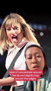 Celebrity tongues|Fans troll Khloé Kardashian over her 'white tongue' in new selfie