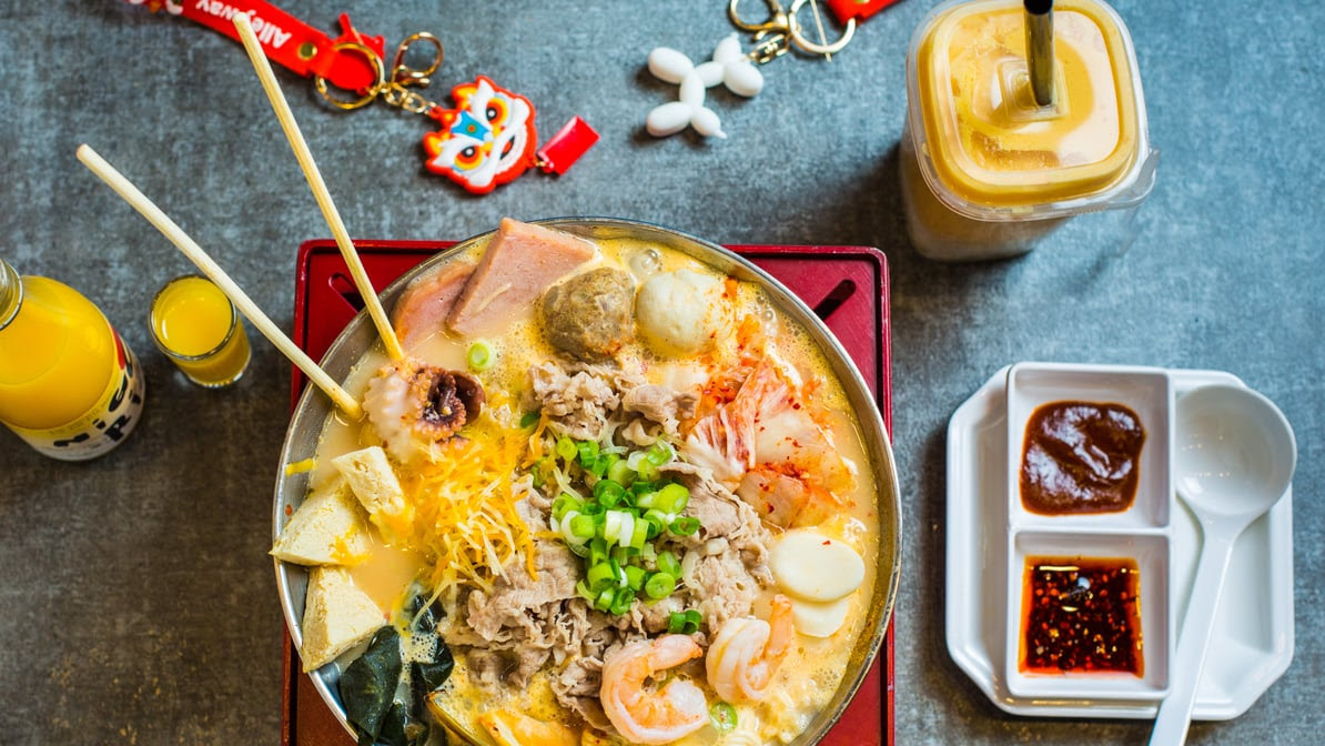 Alleyway Hot Pot by null
