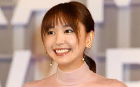 新垣結裸|星野源＆新垣結衣の“恋人繋ぎ”2ショットにファン歓喜「ベストカップル賞」「表紙だけで悶絶」 | エンタメ総合 | ABEMA TIMES |  アベマタイムズ