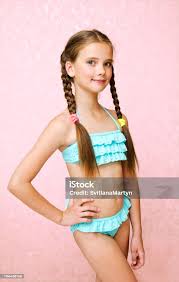 девочки малолетки|Активные маленькие девочки на пляже весело проводят время. , Стоковые  видеоматериалы Включая: действие и назад - Envato