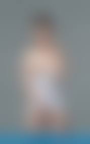 年轻的裸体|摆在裸体的年轻美丽的女孩在演播室库存图片. 图片包括有裸体, 女性, 姿势, 摆在, 赤裸, 工作室- 124475743