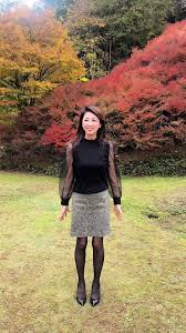 タイトスカート　街中|sara&cake | 《2024AW LOOK BOOK》 _ビッグサイズ襟付きキルティングジャケット _ボタンハイネックデニムシャツ _チェック タイトスカート... | Instagram