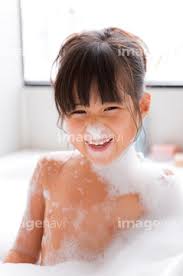 中国 女子小学生 お風呂|水と泡で遊んでアジアの小さな中国の女の子 - シャンプーのストックフォトや画像を多数ご用意 - シャンプー, 1人, お手洗い - iStock