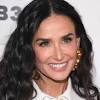 Demi Moore : cheveux bouclés et créoles dorés pour sa sortie