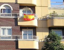 Banderas españolas en los balcones de Barcelona por el Mundial de Futbol