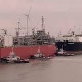 Uniek moment: twee LNG-platformen arriveren in de Eemshaven. Kijk hier hoe de enorme units de haven binnenvaren