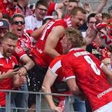 Rot-Weiss Essen: Irre Szenen nach Abpfiff! RWE-Fans feiern Aufstieg mit der Mannschaft