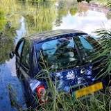 Auto duikt Apeldoornse vijver in: twee voorbijgangers bedenken zich geen moment en redden bestuurder