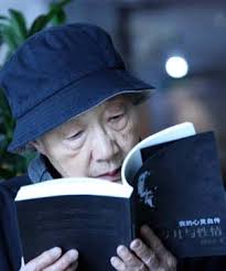 женщина читает книгу