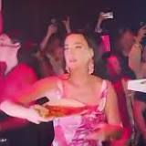 Katy Perry füttert ihre Fans (buchstäblich)
