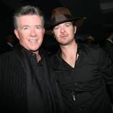 Robin Thicke performs the 'Growing Pains' theme in tribute to his late father, Alan Thicke