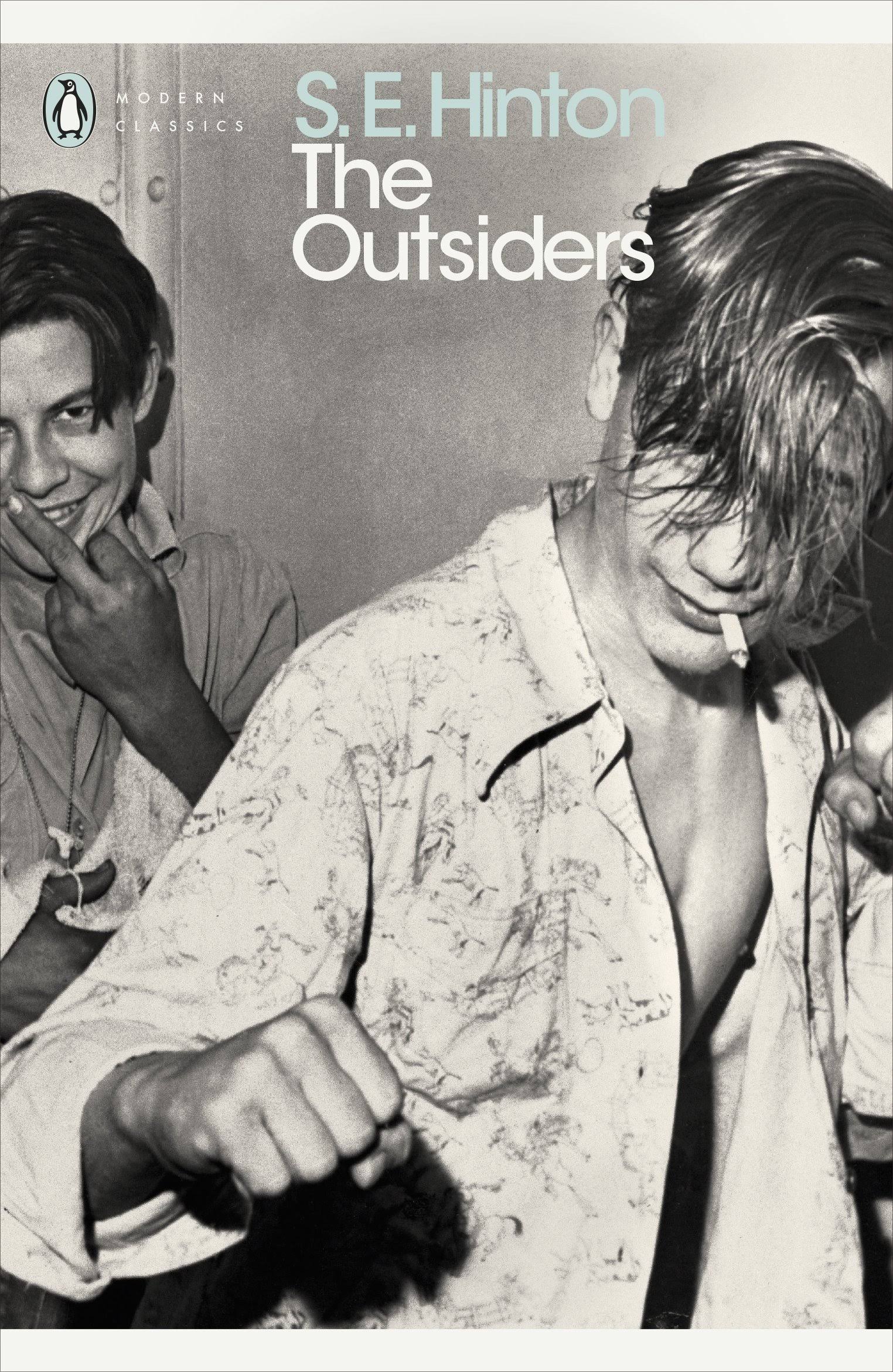 Modern Classics the Outsiders [Book]